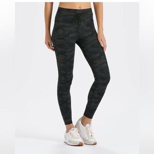 Vuori Daily Legging; very good condition. Photo taken of loose threads.